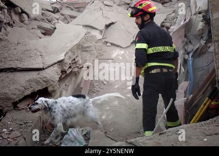 Saviano, Italien. September 2024. Feuerwehrmann bei der Arbeit während des Einsturzes eines Gebäudes in der Stadt Saviano. Quelle: Vincenzo Izzo/Alamy Live News Stockfoto