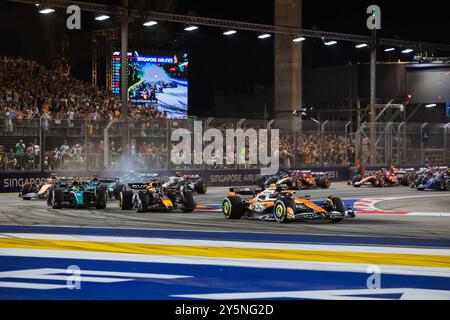 Marina Bay Street Circuit, Singapur, Singapur. 22.September 2024; Lando Norris aus Großbritannien und das McLaren F1 Team führen den Start während des Formel-1-Grand-Prix von Singapur an Stockfoto