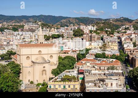 Messina Sizilien Italien, Skyline-Gebäude der Stadt, Außenansicht, Wohnwohnungen, Kathedrale von Messina, Dom von Messina, Basilika Cathedrale Metropolita Stockfoto