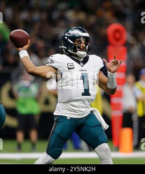 New Orleans, Usa. September 2024. Philadelphia Eagles Quarterback Jalen Hurts (1) wirft gegen die New Orleans Saints im Caesars Superdome in New Orleans am Sonntag, den 22. September 2024. Foto: AJ Sisco/UPI. Quelle: UPI/Alamy Live News Stockfoto