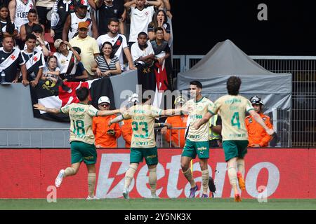 Brasilia, Brasilien. September 2024. Flaco Lopez aus Palmeiras feiert, nachdem er am 22. September 2024 im Mane Garrincha Stadion in Brasilia das erste Tor seines Teams während des Spiels zwischen Vasco da Gama und Palmeiras für die brasilianische Serie A 2024 erzielte. Foto: Adalberto Marques/DiaEsportivo/Alamy Live News Credit: DiaEsportivo/Alamy Live News Stockfoto