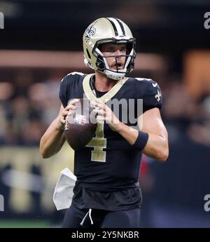 New Orleans, Usa. September 2024. Der New Orleans Saints Quarterback Derek Carr (4) wirft am Sonntag, den 22. September 2024, gegen die Philadelphia Eagles im Caesars Superdome in New Orleans. Foto: AJ Sisco/UPI. Quelle: UPI/Alamy Live News Stockfoto