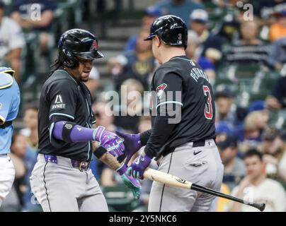 Milwaukee, Usa. September 2024. Arizona Diamondbacks zweiter Baseman Ketel Marte (L) feiert mit Arizona Diamondbacks den Hitter JOC Pederson (R), nachdem er im ersten Inning des MLB-Spiels zwischen den Arizona Diamondbacks und den Milwaukee Brewers auf dem American Family Field in Milwaukee, WI, am Sonntag, den 22. September 2024 einen Homerun getroffen hat. Foto: Tannen Maury/UPI. Quelle: UPI/Alamy Live News Stockfoto