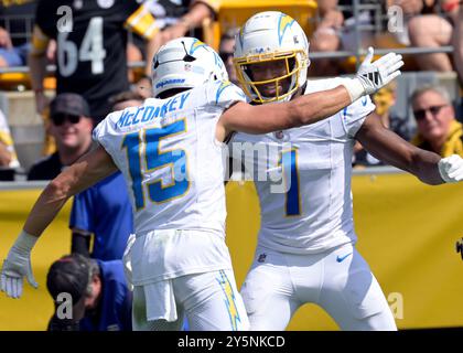 Pittsburgh, Usa. September 2024. Quentin Johnston (1) feiert seinen 27-Yard-Touchdown mit Ladd McConkey (15) der Los Angeles Chargers im ersten Quartal im Acrisure Stadium am Sonntag, 22. September 2024 in Pittsburgh. Foto: Archie Carpenter/UPI Credit: UPI/Alamy Live News Stockfoto