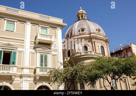 Messina Sizilien Italien, Via San Camilllo, Skyline Gebäude der Stadt, Außenfassade, Wohnwohnungen, Chiesa di Sant'Antonio Abate, katholische Kirche Kuppel Stockfoto