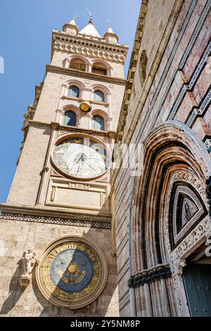 Messina Sizilien Italien, Zona pedonale, Piazza Duomo, Außenansicht, Kathedrale von Messina, Dom von Messina, Basilika Cathedrale Metropolitana di Santa Maria A Stockfoto