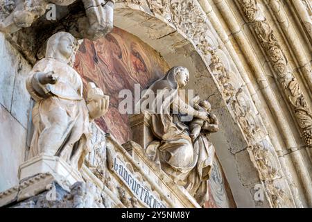 Messina Sizilien Italien, Zona pedonale, Piazza Duomo, Außenansicht, Kathedrale von Messina, Dom von Messina, Basilika Cathedrale Metropolitana di Santa Maria A Stockfoto