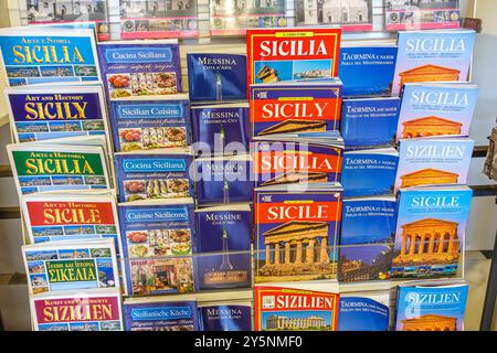 Messina Sizilien Italien,,Zona pedonale,Piazza Duomo,Ausstellungsverkauf,Reiseführer,mehrere Sprachen,Spanisch Englisch Französisch Deutsch Griechisch,Sizilianisch,Italia Stockfoto