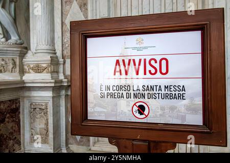 Messina Sizilien Italien, Zona pedonale, Piazza Duomo, Kathedrale von Messina, Duomo di Messina, Basilika Cathedrale Metropolitana di Santa Maria Assunta, römischer Katheter Stockfoto