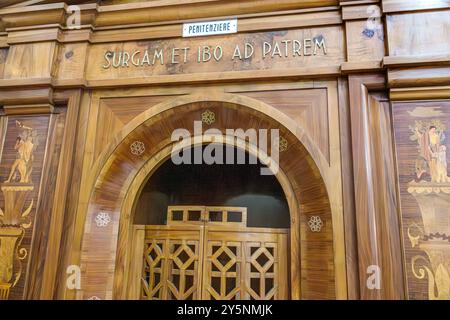 Messina Sizilien Italien, Zona pedonale, Piazza Duomo, Kathedrale von Messina, Duomo di Messina, Basilika Cathedrale Metropolitana di Santa Maria Assunta, römischer Katheter Stockfoto