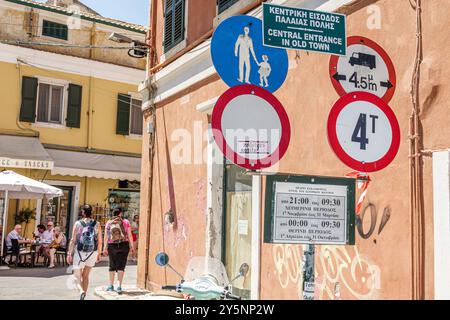 Korfu Griechenland, Altstadt, Nikiforou Theotoki Straße, Schilder Verkehrsinformationen, zentraler Eingang, Fußgängerinnen, Griechisch Europa Europäische EU, Besucher reisen Stockfoto