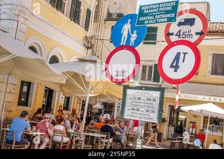 Korfu Griechenland, Altstadt, Voileiti Gerasimou Prifti Straße, Schilder Verkehrsinformationen, zentraler Eingang, Xenia Kaffee & Snacks, Restaurant Cafe, al Fresco dini Stockfoto