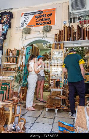 Korfu Griechenland, Altstadt, Filellino Straße, Spirit of Olive Wood Boutique Store, Frauen Männer Paar Shopping, Geschenke Souvenirs, Inneneingang, griechische EU Stockfoto