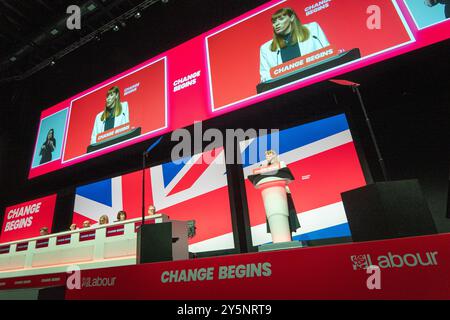 Angela Rayner, stellvertretende Premierministerin, stellvertretende Leiterin der Labour Party und Staatssekretärin für Wohnungsbau, Gemeinden und Kommunalverwaltung, hält ihre Eröffnungsrede am ersten Tag der Labour Party-Konferenz. Bild: Garyroberts/worldwidefeatures.com Stockfoto