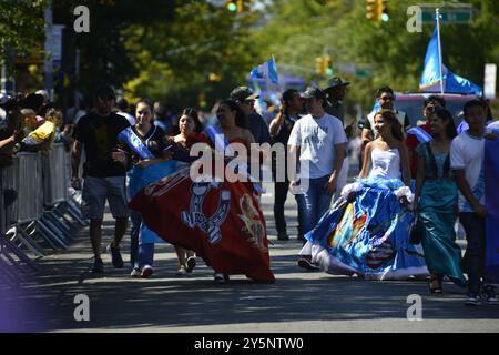 Ein allgemeiner Blick auf die 48. Queens Hispanic Parade 2024 marschiert die 37th Avenue hinunter, von der 69th Street zur 86th Street, durch Jackson Heights, Queens, New York, am Sonntag. September 2024. Die Parade feiert den Hispanic Heritage Month sowie die Vielfalt, Traditionen, Folklore und Einheit der hispanischen Gemeinde Queens. Die 1976 gegründete Parade umfasst eine Reihe von Gemeindeveranstaltungen wie die Krönung der Paradekönigin, eine Gala und eine Parade aus Ländern wie Guatemala, Argentinien, Kolumbien, Mexiko, El Salvador, Nicaragua, Bolivien, Peru und Paraguay. (Foto: Deccio Serran Stockfoto