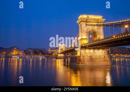 Blaue Stunde Die Brückenlichter Kamen Gerade An, Die Széchenyi Kettenbrücke, Die Die Donau In Budapest, Ungarn, Überspannt Stockfoto