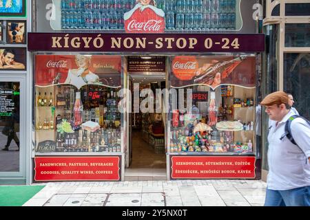 Kigyo Non Stop 0-24 Supermarkt In Der Kígyó Straße, Budapest Ungarn, Vintage Coca Cola Werbeschilder Stockfoto