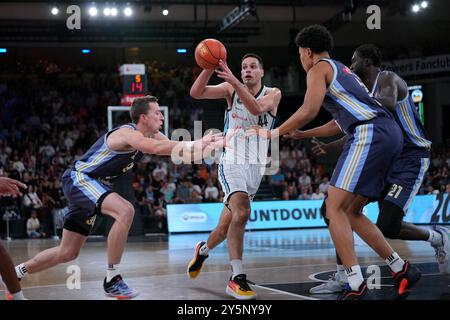 Hamburg, Deutschland. September 2024. Hamburg, 22. September 2024: Benedikt Turudic ( 44 Hamburg ) während des easyCredit Basketball Bundesliga-Spiels zwischen Veolia Towers Hamburg und Alba Berlin in der Inselpark Arena in Hamburg. (Julia Kneissl/SPP) Credit: SPP Sport Press Photo. /Alamy Live News Stockfoto