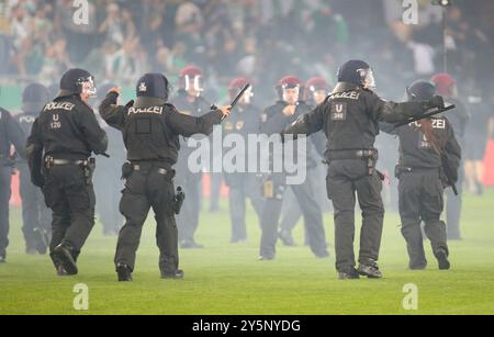 Wien, Österreich. September 2024. WIEN, ÖSTERREICH - 22. SEPTEMBER: Polizei auf dem Feld während des ADMIRAL-Bundesliga-Spiels zwischen SK Rapid und FK Austria Wien im Allianz Stadion am 22. September 2024 in Wien.240922 SEPA 29 022 - 20240922 PD15922 Credit: APA-PictureDesk/Alamy Live News Stockfoto