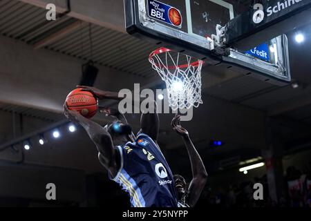 Hamburg, Deutschland. September 2024. Hamburg, 22. September 2024: Kur Kuath ( 23 Hamburg) Trevion Williams ( 50 Berlin ) während des easyCredit Basketball Bundesliga-Spiels zwischen Veolia Towers Hamburg und Alba Berlin in der Inselpark Arena in Hamburg. (Julia Kneissl/SPP) Credit: SPP Sport Press Photo. /Alamy Live News Stockfoto