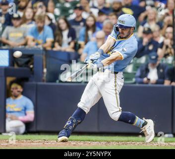 Milwaukee, Usa. September 2024. Sal Frelick, Outfielder der Milwaukee Brewers, erzielt im vierten Inning des MLB-Spiels zwischen den Arizona Diamondbacks und den Milwaukee Brewers im American Family Field in Milwaukee, Wisconsin, am Sonntag, den 22. September 2024 ein RBI-Doppel. Foto: Tannen Maury/UPI Credit: UPI/Alamy Live News Stockfoto