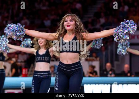 Bamberg, Deutschland. September 2024. Bamberg Basket Dancers, Cheerleader, Cheerleader, Tanzen, Taenzerin, Bamberg Baskets vs. Basketball Loewen Braunschweig, Basketball, easyCredit BBL, 1. Spieltag, 22.09.2024 Foto: Eibner-Pressefoto/Guener Santemiz Credit: dpa/Alamy Live News Stockfoto