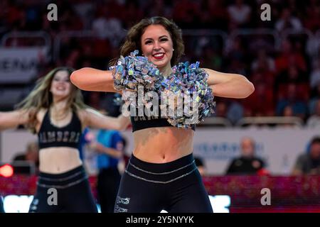 Bamberg, Deutschland. September 2024. Bamberg Basket Dancers, Cheerleader, Cheerleader, Tanzen, Taenzerin, Bamberg Baskets vs. Basketball Loewen Braunschweig, Basketball, easyCredit BBL, 1. Spieltag, 22.09.2024 Foto: Eibner-Pressefoto/Guener Santemiz Credit: dpa/Alamy Live News Stockfoto