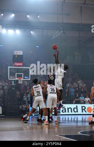 Hamburg, Deutschland. September 2024. Hamburg, 22. September 2024: TIP-OFF Kur Kuath ( 23 Hamburg) Trevion Williams ( 50 Berlin ) beim easyCredit Basketball Bundesliga Spiel zwischen den Veolia Towers Hamburg und Alba Berlin in der Inselpark Arena in Hamburg. (Julia Kneissl/SPP) Credit: SPP Sport Press Photo. /Alamy Live News Stockfoto