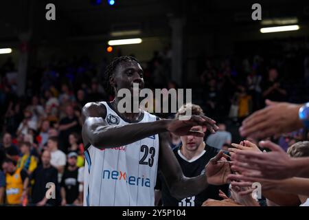 Hamburg, Deutschland. September 2024. Hamburg, 22. September 2024: Kur Kuath ( 23 Hamburg) nach dem easyCredit Basketball Bundesliga Spiel zwischen Veolia Towers Hamburg und Alba Berlin in der Inselpark Arena in Hamburg. (Julia Kneissl/SPP) Credit: SPP Sport Press Photo. /Alamy Live News Stockfoto