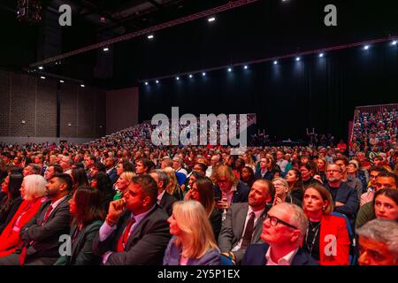 Liverpool, Großbritannien. SEPTEMBER 2024. Menschenmenge für Rachel Reeves Rede am ersten Tag der Labour Party Konferenz. Credit Milo Chandler/Alamy Live News Stockfoto