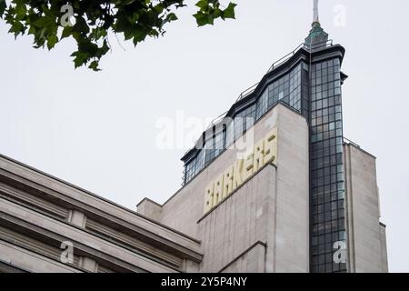 London, Großbritannien - 24. Juli 2024: Barkers-Schild auf dem Gebäude. Barkers of Kensington war ein berühmtes Kaufhaus in der Kensington High Street. Stockfoto