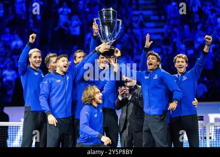 Berlin, Deutschland. September 2024. Tennis: Laver Cup, Uber Arena: Team Europe gewinnt den Laver Cup und feiert mit der Trophäe. Quelle: Christophe Gateau/dpa/Alamy Live News Stockfoto