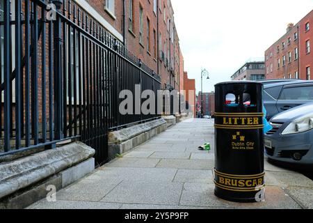 Ein kürzlich bemalter Abfalleimer auf einem Bürgersteig in Dublin, Irland; frisch renovierte öffentliche Mülltonne für die Mülldeponie. Stockfoto