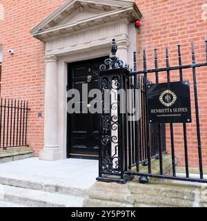 Außeneingang der Henrietta Suites in der Henrietta Street in Dublin, Irland; georgianisches Haus in den 1740er Jahren mit moderner Restaurierung, die 2016 begonnen wurde. Stockfoto