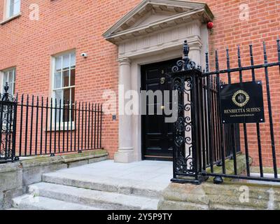 Außeneingang der Henrietta Suites in der Henrietta Street in Dublin, Irland; georgianisches Haus in den 1740er Jahren mit moderner Restaurierung, die 2016 begonnen wurde. Stockfoto