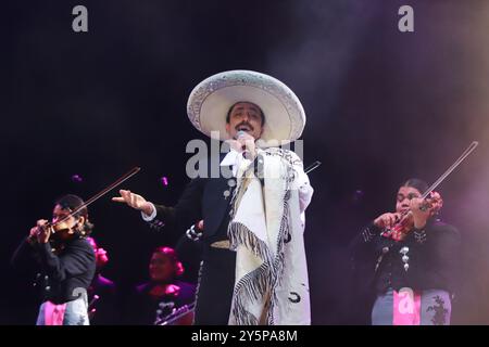 Mexiko-Stadt, Mexiko. September 2024. Rafael Jorge Negrete tritt während des Maraton de Mariachis de la Ciudad de Mexico auf dem Hauptplatz von Zocalo auf, der die Förderung und Verbreitung dieser regionalen Musik zum Immateriellen Erbe der Menschheit durch die Organisation der Vereinten Nationen für Bildung, Wissenschaft und Kultur (UNESCO) 2011 in Mexiko-Stadt, Mexiko, am 21. September 2024 zum Ziel hat. (Foto: Carlos Santiago/Eyepix Group) (Foto: Eyepix/NurPhoto) Credit: NurPhoto SRL/Alamy Live News Stockfoto