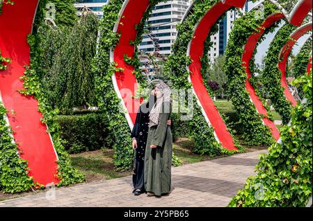 Grosny, Republik Tschetschenien, Russland: 12. Mai 2024. Schöne muslimische Mädchen werden im Park der Blumen in Grosny fotografiert. Stockfoto