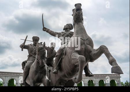 Nazran, Inguschetien, RUSSLAND - 12. MAI 2024: Ein Reiterdenkmal für das Inguschi-Regiment der Wilden Division, das Teil des Russischen Reiches war Stockfoto