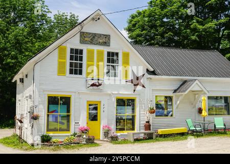 Art Village Galerie entlang des Mad River an der Main Street im alten Dorf Warren, Vermont. Stockfoto