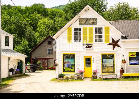 Art Village Galerie entlang des Mad River an der Main Street im alten Dorf Warren, Vermont. Stockfoto