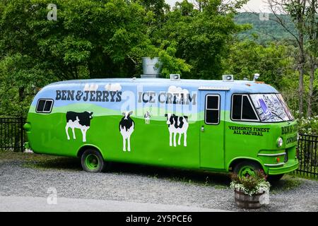 Der ursprüngliche Eiswagen in einem alten GMC-Wohnmobil, der von den Gründern zum Verkauf ihrer lokal hergestellten Eissorten bei Ben & Jerry’s Ice Cream Company in Waterbury, Vermont, verwendet wurde. Stockfoto