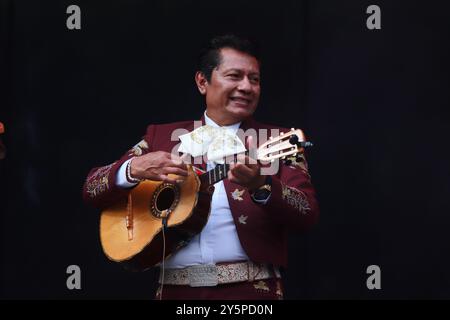 Mexiko-Stadt, Mexiko. September 2024. Ein Mitglied von Mariachi Los Gallos de Mexico tritt während des Maraton de Mariachis de la Ciudad de Mexico auf dem Hauptplatz von Zocalo auf, dessen Ziel es ist, diese regionale Musik zu fördern und zu verbreiten, die 2011 von der Organisation der Vereinten Nationen für Bildung, Wissenschaft und Kultur (UNESCO) als immaterielles Erbe der Menschheit anerkannt wurde 2024. (Foto: Carlos Santiago/Eyepix Group) (Foto: Eyepix/NurPhoto) Credit: NurPhoto SRL/Alamy Live News Stockfoto