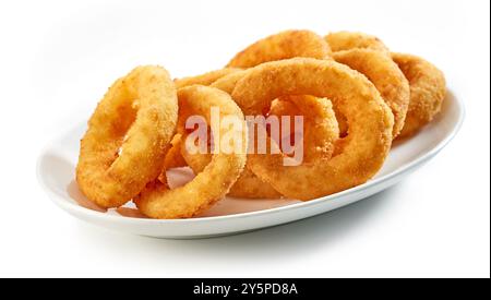 Platte mit gebratenen Zwiebelringen isoliert auf weißem Hintergrund Stockfoto