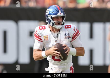 Cleveland, Usa. September 2024. Der New York Giants Quarterback Daniel Jones (8) will am Sonntag, den 22. September 2024, gegen die Cleveland Browns im Huntington Bank Field in Cleveland, Ohio, in der zweiten Halbzeit antreten. Foto: Aaron Josefczyk/UPI Credit: UPI/Alamy Live News Stockfoto