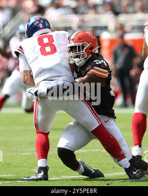 Cleveland, Usa. September 2024. Cleveland Browns Ogbo Okoronkwo (54) besiegt New York Giants Quarterback Daniel Jones (8) in der zweiten Halbzeit im Huntington Bank Field in Cleveland, Ohio am Sonntag, den 22. September 2024. Foto: Aaron Josefczyk/UPI Credit: UPI/Alamy Live News Stockfoto