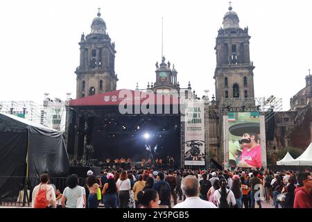 Mexiko-Stadt, Mexiko. September 2024. Personen werden während des Maraton de Mariachis de la Ciudad de Mexico auf dem Hauptplatz von Zocalo gesehen, der diese regionale Musik fördern und verbreiten soll, die von der Organisation der Vereinten Nationen für Bildung, Wissenschaft und Kultur (UNESCO) 2011 in Mexiko-Stadt, Mexiko, am 21. September 2024 als immaterielles Erbe der Menschheit anerkannt wurde. (Foto: Carlos Santiago/Eyepix Group) (Foto: Eyepix/NurPhoto) Credit: NurPhoto SRL/Alamy Live News Stockfoto