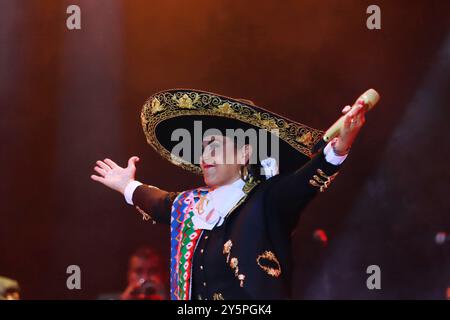 Mexiko-Stadt, Mexiko. September 2024. Aida Cuevas mit dem Mariachi Real de la Montana tritt während des Maraton de Mariachis de la Ciudad de Mexico auf dem Hauptplatz von Zocalo auf, dessen Ziel die Förderung und Verbreitung dieser regionalen Musik ist, die 2011 von der Organisation der Vereinten Nationen für Bildung, Wissenschaft und Kultur (UNESCO) als immaterielles Erbe der Menschheit anerkannt wurde 2024. (Foto: Carlos Santiago/Eyepix Group) (Foto: Eyepix/NurPhoto) Credit: NurPhoto SRL/Alamy Live News Stockfoto