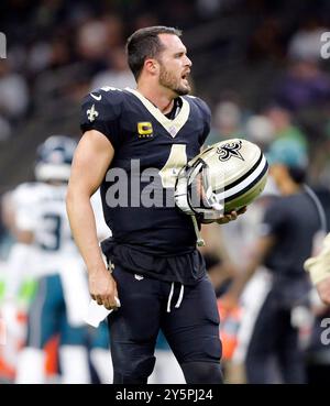 New Orleans, Usa. September 2024. Der Quarterback Derek Carr (4) der New Orleans Saints wärmt sich vor dem Spiel mit den Philadelphia Eagles am Sonntag, den 22. September 2024, im Caesars Superdome in New Orleans auf. Foto: AJ Sisco/UPI. Quelle: UPI/Alamy Live News Stockfoto