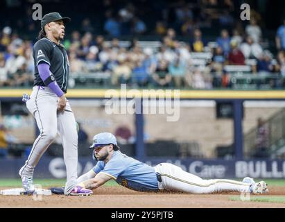 Milwaukee, Usa. September 2024. Milwaukee Brewers ernannte Hitter Garrett Mitchell (R) stiehlt im siebten Inning des MLB-Spiels zwischen den Arizona Diamondbacks und den Milwaukee Brewers auf dem American Family Field in Milwaukee, Wisconsin, am Sonntag, den 22. September 2024 die zweite Basis auf den Arizona Diamondbacks. Foto: Tannen Maury/UPI Credit: UPI/Alamy Live News Stockfoto