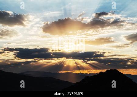 Sonnenstrahlen der Dämmerung brechen durch Wolken über den San Gabriel Mountains in der Nähe von Los Angeles, Kalifornien. Stockfoto